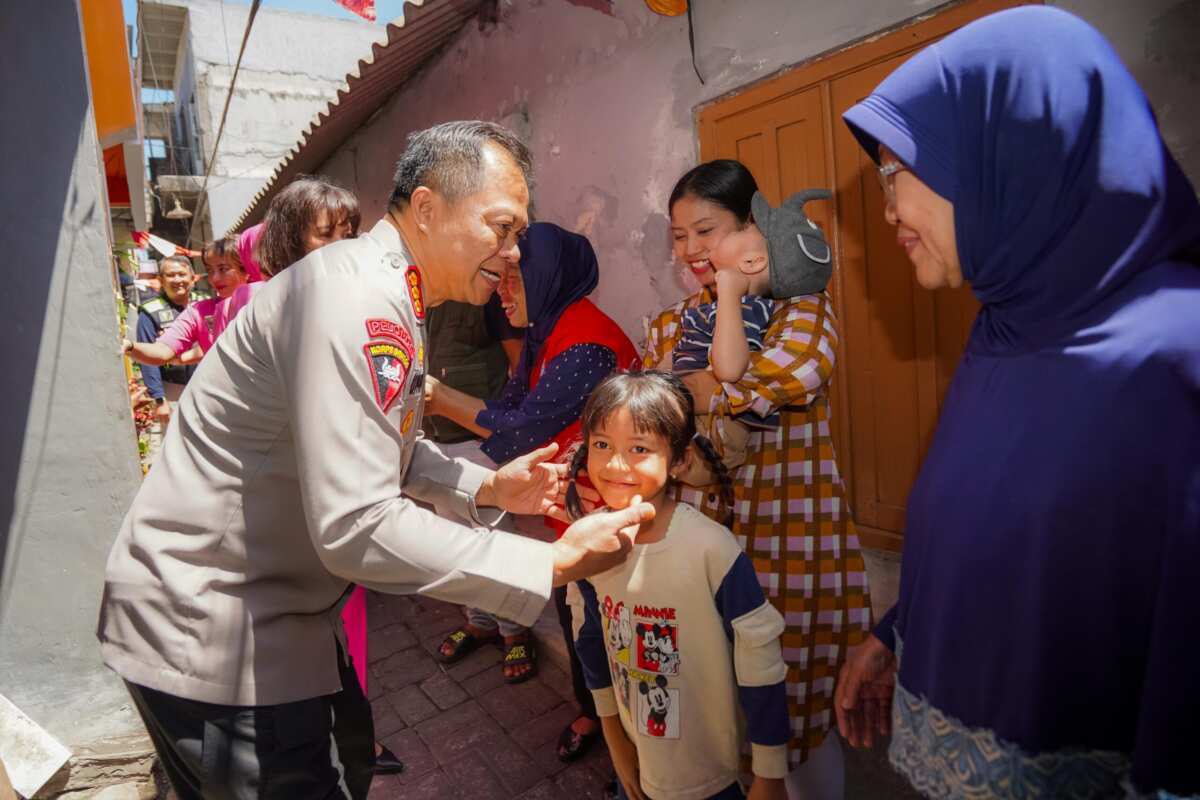 Polrestabes Surabaya Salurkan Paket Sembako Lewat Program 'Luthfie.Daily Berbagi' Polrestabes Surabaya Salurkan Paket Sembako Lewat Program 'Luthfie.Daily Berbagi'