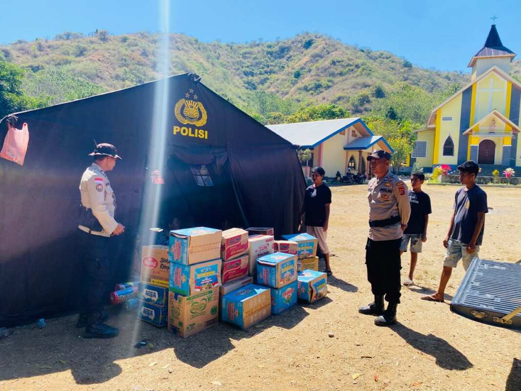 Polsek Riung Polres Ngada Salurkan Bantuan Sembako Kemanusiaan Polri Korban Gempa Bumi Flores