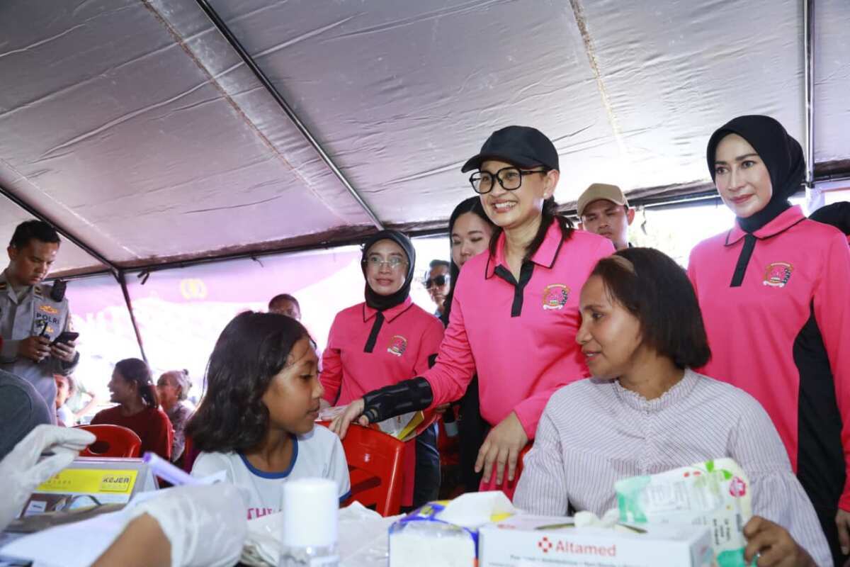 Ketua Umum Bhayangkari Gelar Bakti Sosial dan Bakti Kesehatan bagi Pengungsi Gempa Flores Ketua Umum Bhayangkari Gelar Bakti Sosial dan Bakti Kesehatan bagi Pengungsi Gempa Flores
