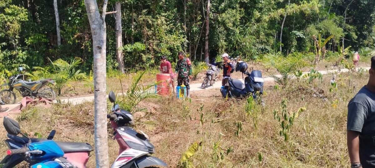 Babinsa Sigap Padamkan Karhutla di Desa Pangelak, Bersama Warga Berjibaku Atasi Api