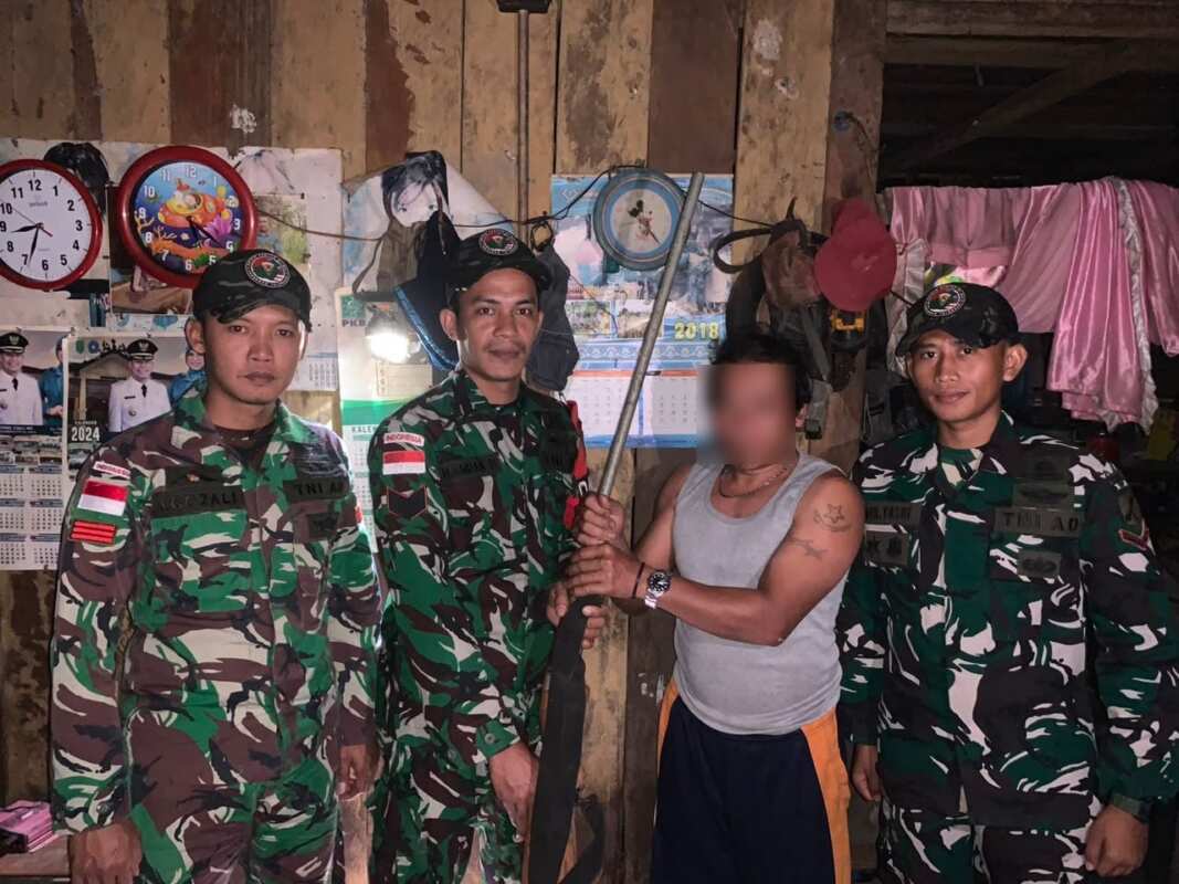 Wujudkan Perbatasan Aman, Satgas Pamtas RI-Malaysia Yonarmed 19/Bogani Terima Penyerahan Senjata Rakitan dari Warga Perbatasan