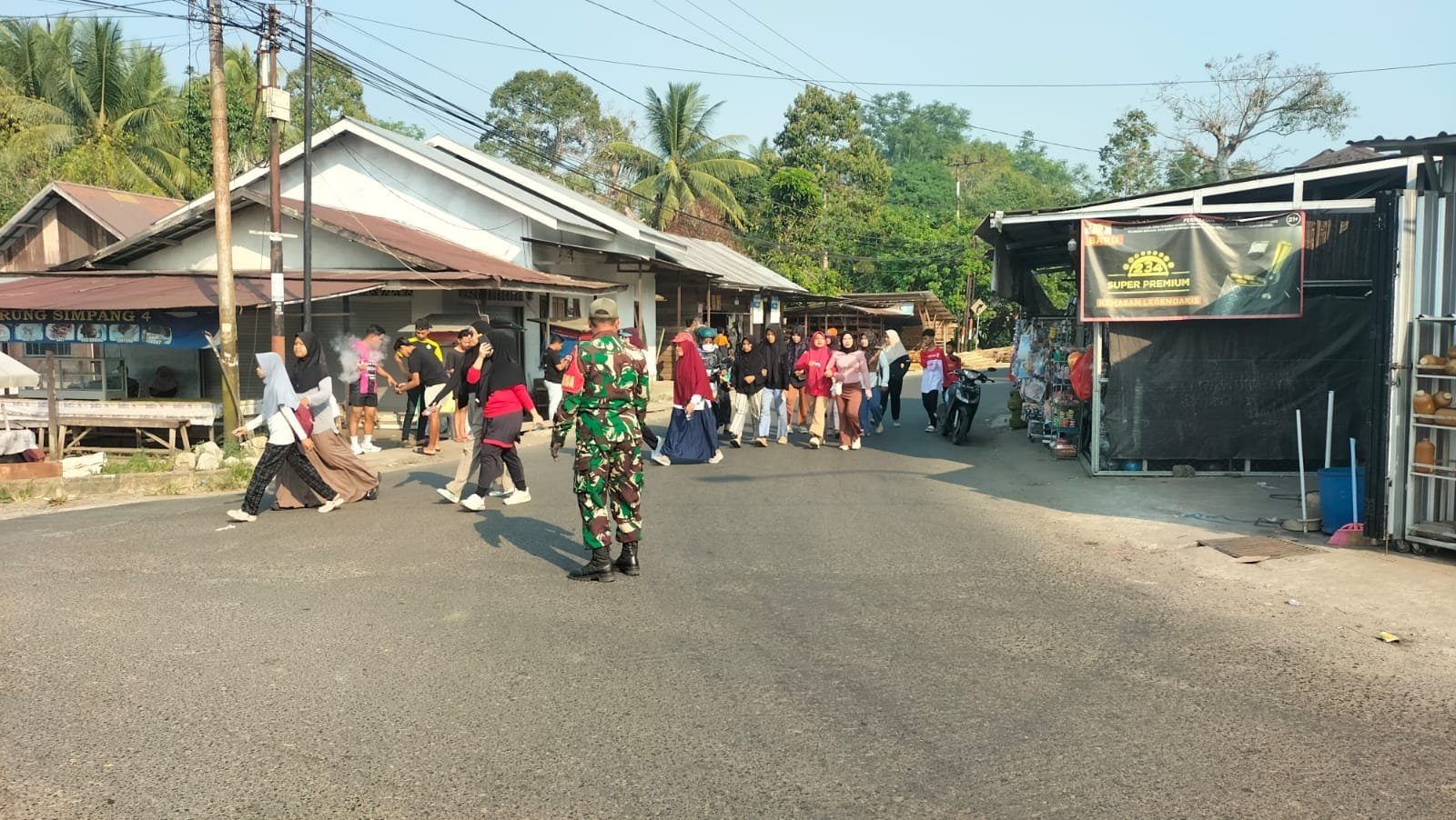 Babinsa Pandawan Hadir Beri Rasa Aman di Jalan Santai HUT Kemerdekaan