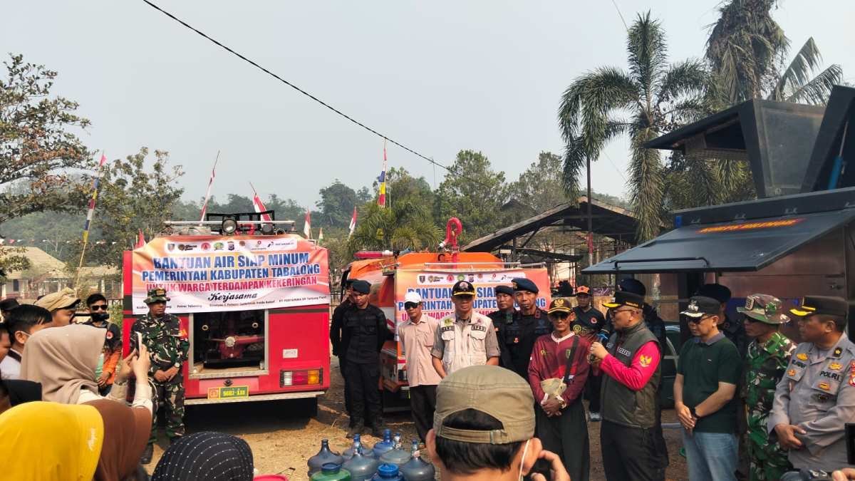 Sinergi TNI, Polri dan Pemkab Tabalong Bantu Warga Terdampak Kekeringan Sinergi TNI, Polri dan Pemkab Tabalong Bantu Warga Terdampak Kekeringan