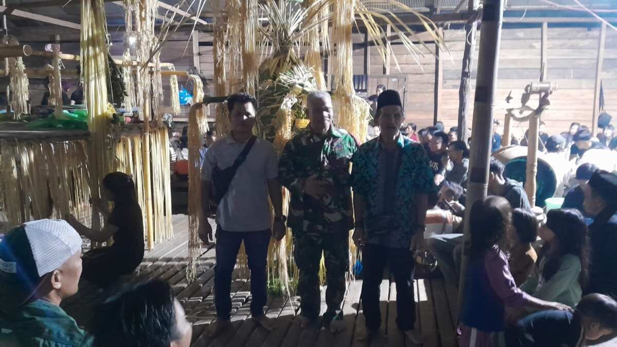 Babinsa Serka Sanu Hadir di Tengah Masyarakat dalam Aruh Adat di Patikalain