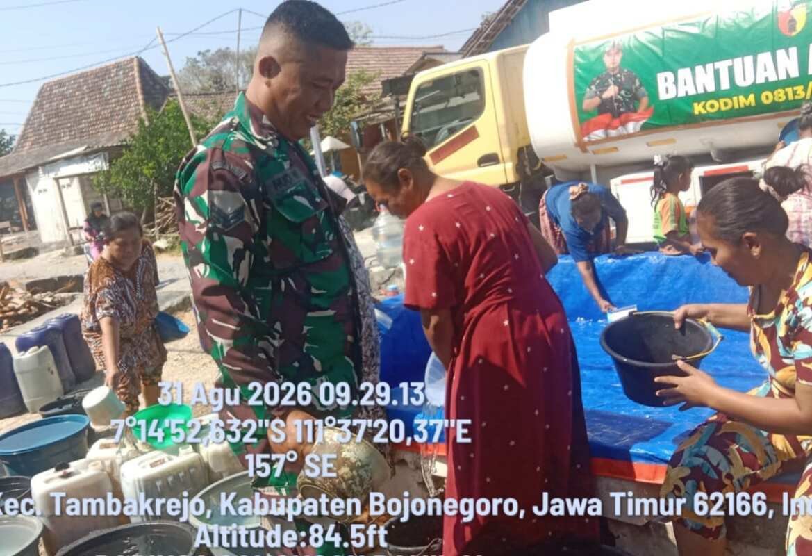 TNI Hadir di Tengah Kekeringan, Kodim Bojonegoro Salurkan Ribuan Liter Air Bersih untuk Warga TNI Hadir di Tengah Kekeringan, Kodim Bojonegoro Salurkan Ribuan Liter Air Bersih untuk Warga