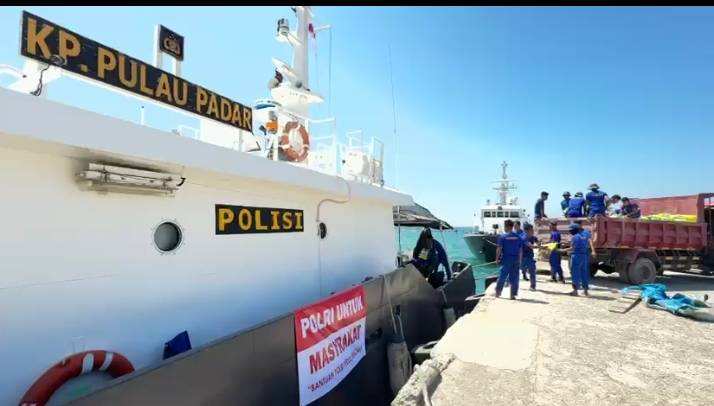 Polri Distribusikan Bantuan Logistik Kapolri untuk Korban Gempa di Pulau Flores Polri Distribusikan Bantuan Logistik Kapolri untuk Korban Gempa di Pulau Flores