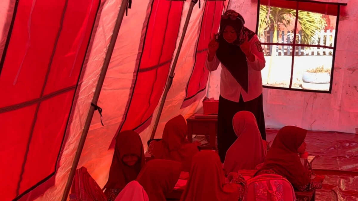 Kegiatan Belajar Siswa di Tenda Darurat SDN 11 Palu