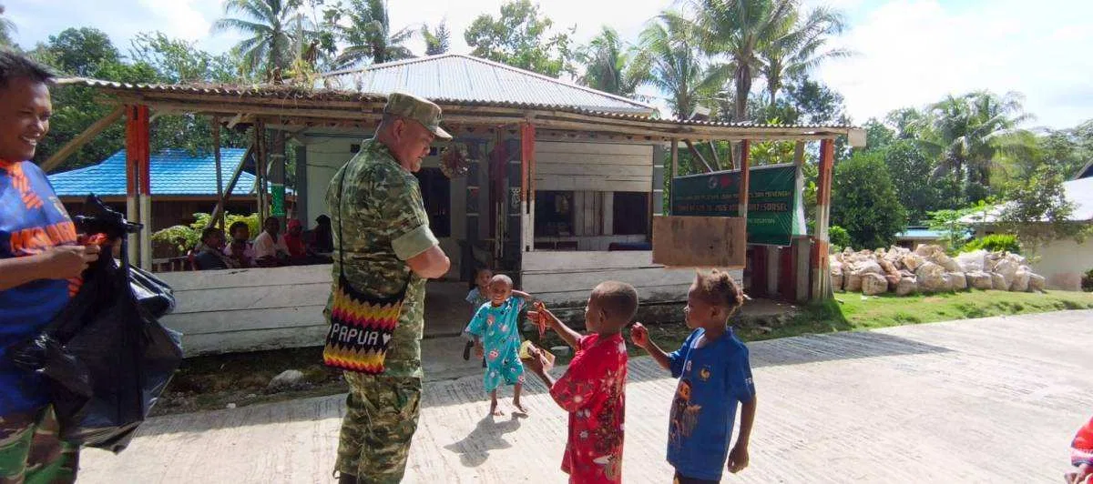 Hangatkan Kebersamaan, Dansatgas TMMD Ke-129 Kodim 1807/Sorong Selatan Berbagi Keceriaan Bersama Anak-Anak Kampung Sesor