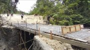 Rehab Jembatan TMMD Ke-129 Pengecoran Bagian Atas Jembatan Hampir Rampung, Akses Masyarakat Kampung Sesor Segera Lebih Aman dan Lancar
