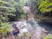 Medan Terjal Tak Surutkan Semangat Anggota Satgas TMMD Ke-129, Gotong Royong Wujudkan Pembangunan di Kampung Sesor