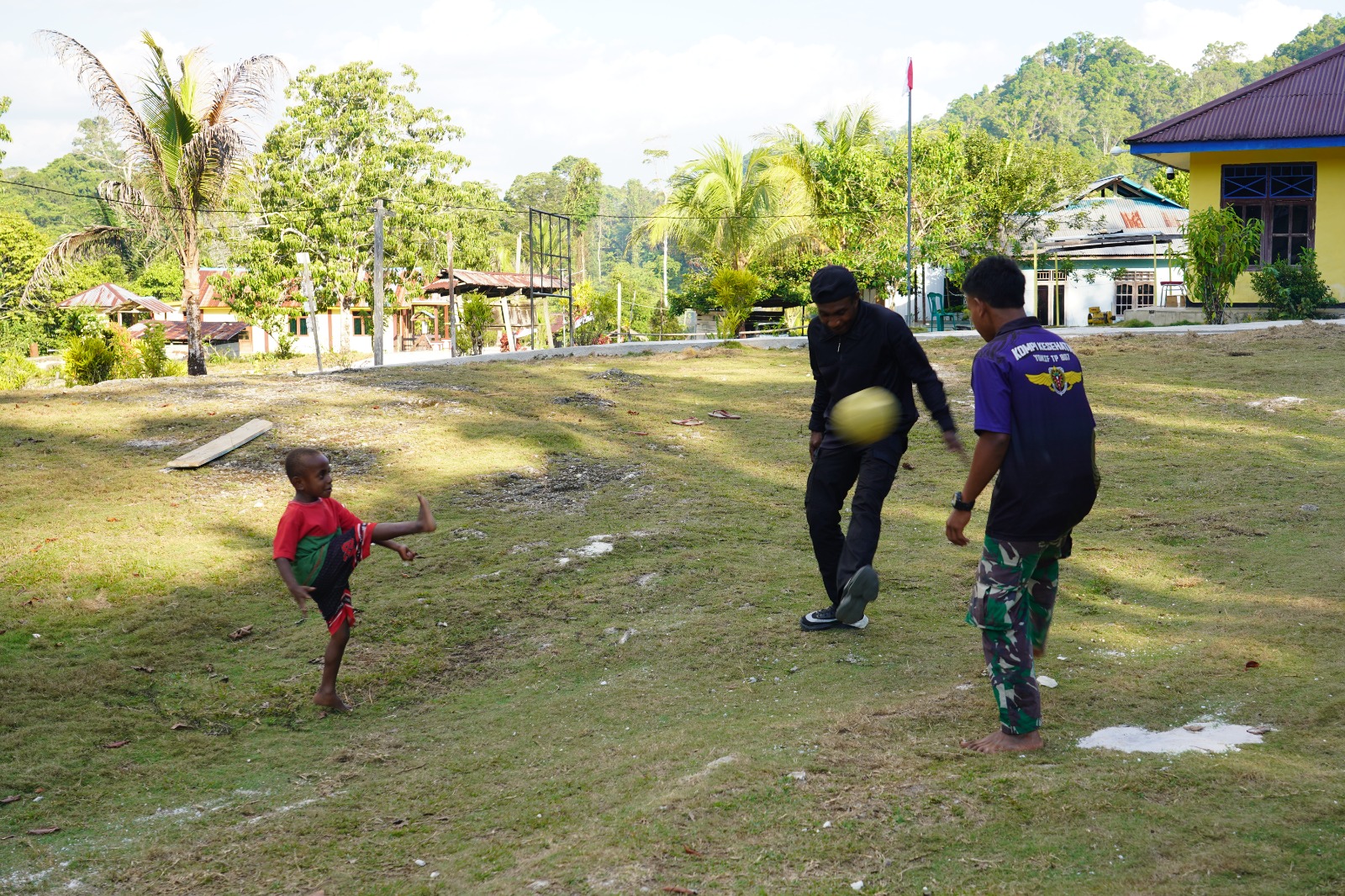 Bukan Sekadar Membangun Desa, Satgas TMMD Ke-129 Hadirkan Keceriaan Bersama Anak-Anak Kampung Sesor