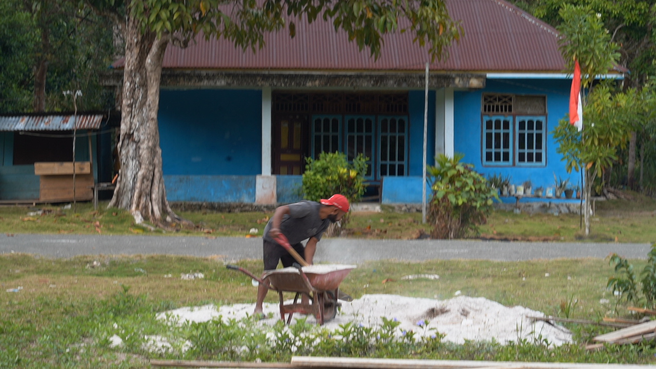 Semangat Tak Kenal Lelah, Satgas TMMD Ke-129 Tuntaskan Finishing Pembersihan Lingkungan Kampung Sesor Semangat Tak Kenal Lelah, Satgas TMMD Ke-129 Tuntaskan Finishing Pembersihan Lingkungan Kampung Sesor
