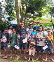 Meriahkan HUT RI ke-81, Tokoh adat sekaligus Rohaniawan Gelar Lomba Berhadiah dan Bagikan Sembako kepada Masyarakat Nduga