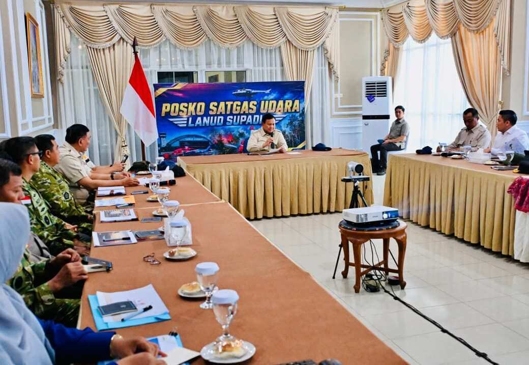 Panglima TNI Dampingi Presiden RI Tinjau Penanganan Karhutla di Kalimantan Barat Panglima TNI Dampingi Presiden RI Tinjau Penanganan Karhutla di Kalimantan Barat