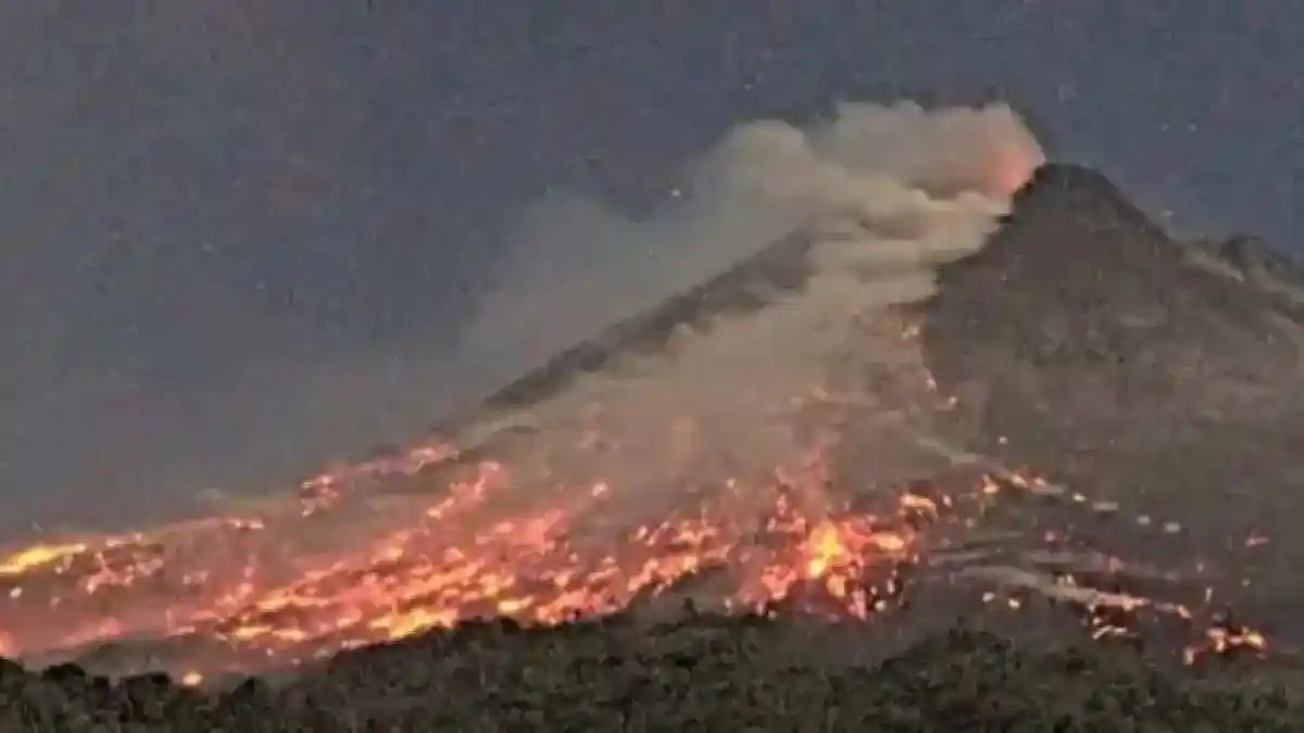 Gunung Merapi Kembali Erupsi: Awan Panas Guguran Menjangkau 2.000 Meter