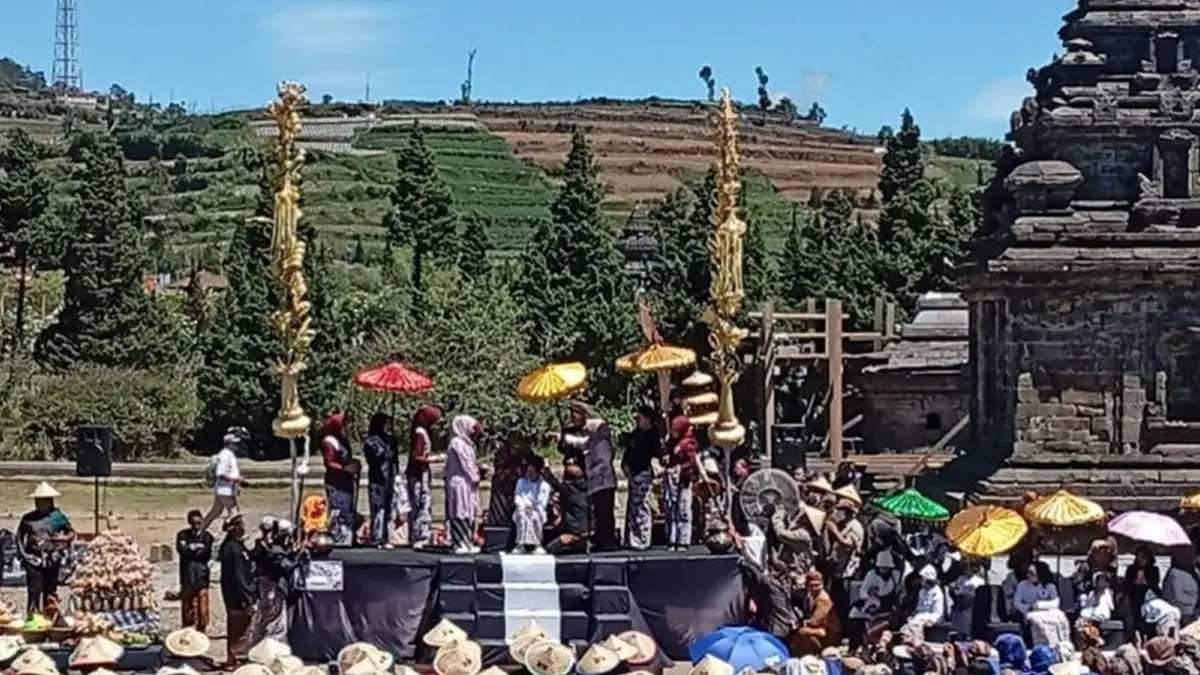 Prosesi Ruwatan Anak Berambut Gimbal di Dieng Culture Festival 2026