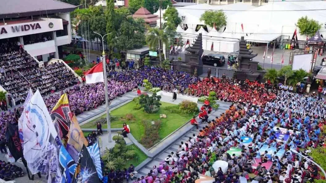 Pengukuhan 3.160 Mahasiswa Baru di Untag Surabaya