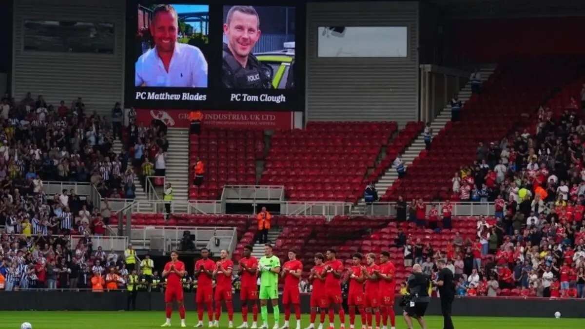 Penghormatan Mendalam di Riverside: Suporter Middlesbrough Kenang Polisi yang Gugur Penghormatan Mendalam di Riverside: Suporter Middlesbrough Kenang Polisi yang Gugur