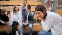 Menyelami Kehidupan Orang Introvert: Tanda-tanda Ketidaknyamanan Menyelami Kehidupan Orang Introvert: Tanda-tanda Ketidaknyamanan