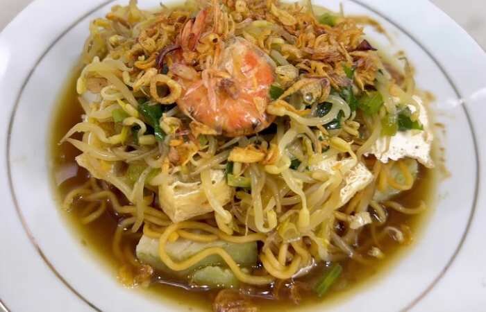 Kelezatan Lontong Mie Khas Surabaya dan Cara Pembuatannya Kelezatan Lontong Mie Khas Surabaya dan Cara Pembuatannya