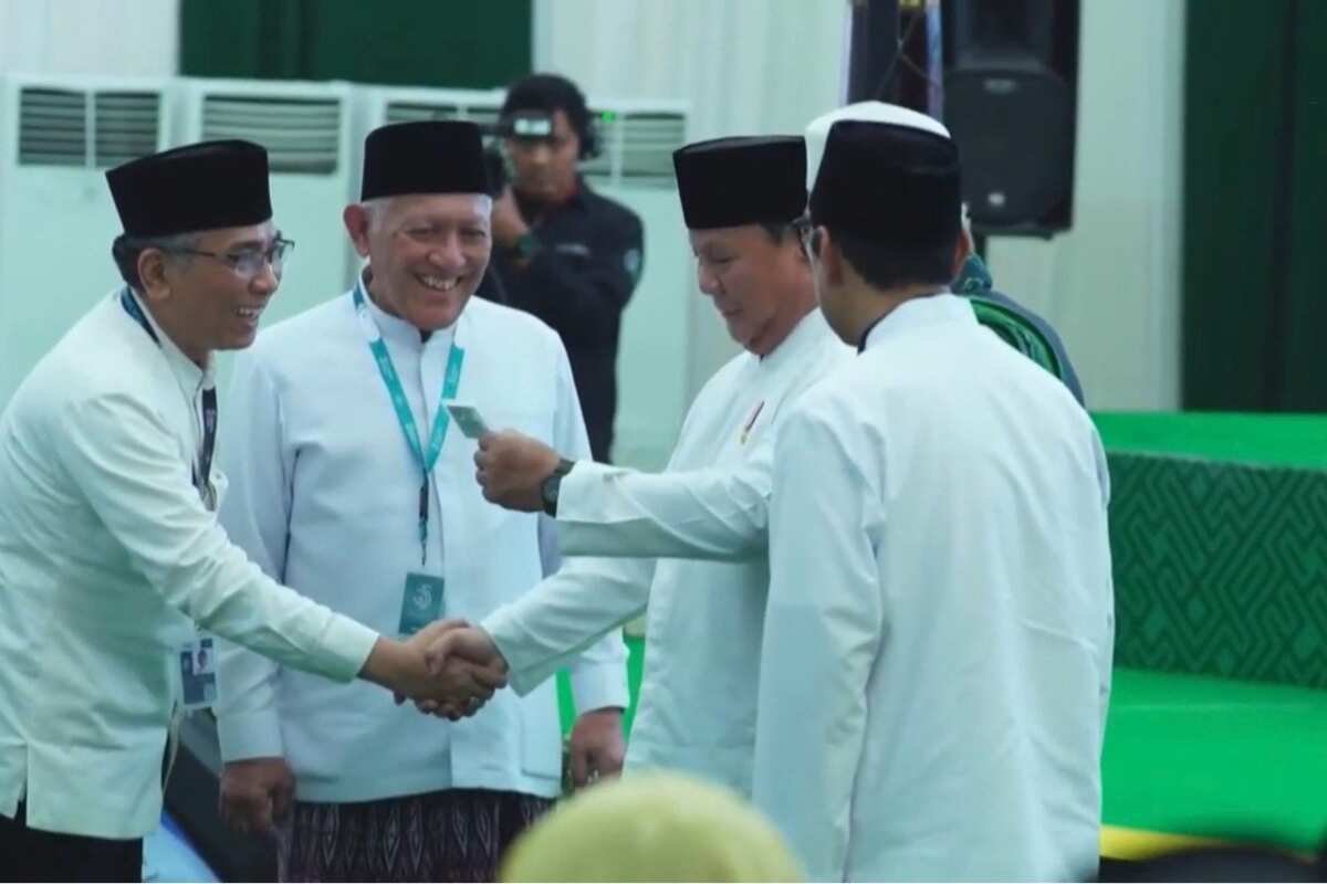 Presiden Prabowo Terima Kartanu di Muktamar NU Presiden Prabowo Terima Kartanu di Muktamar NU