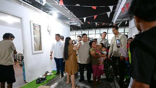 Kunjungan Prabowo ke Warga Relokasi di Senen, Jakarta