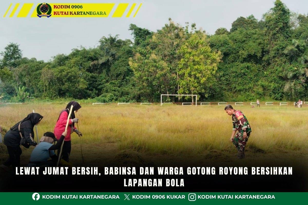 Lewat Jumat Bersih, Babinsa dan Warga Gotong Royong Bersihkan Lapangan Bola