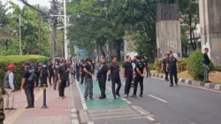 Pengamanan Menuju Gedung DPR: Polisi Periksa Identitas dan Tas Peserta Demo Pengamanan Menuju Gedung DPR: Polisi Periksa Identitas dan Tas Peserta Demo