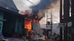 Kebakaran Gudang Kertas Bekas di Surabaya Kebakaran Gudang Kertas Bekas di Surabaya