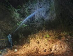 Garda Terdepan Halau Kobaran Api, Tim Gabungan Siaga Amankan Pemukiman Warga Dari Kebakaran Gunung Pegat