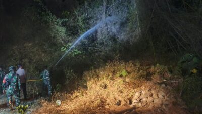Garda Terdepan Halau Kobaran Api, Tim Gabungan Siaga Amankan Pemukiman Warga Dari Kebakaran Gunung Pegat