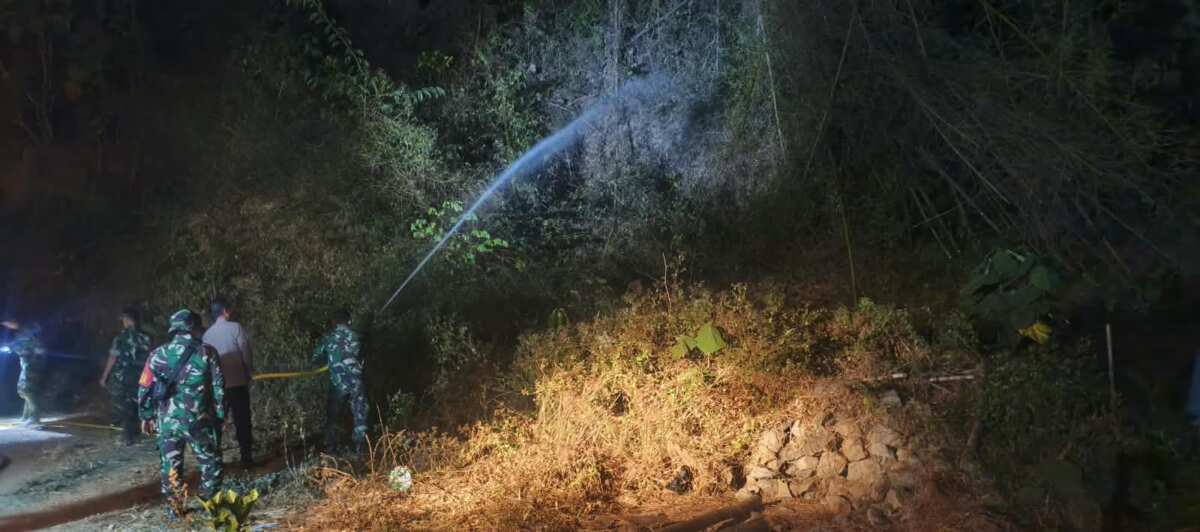 Garda Terdepan Halau Kobaran Api, Tim Gabungan Siaga Amankan Pemukiman Warga Dari Kebakaran Gunung Pegat Garda Terdepan Halau Kobaran Api, Tim Gabungan Siaga Amankan Pemukiman Warga Dari Kebakaran Gunung Pegat