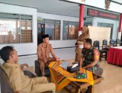 Tingkatkan Kondusifitas Wilayah, Babinsa Ngadirejo Gelar Komsos Bersama Aparat Kelurahan