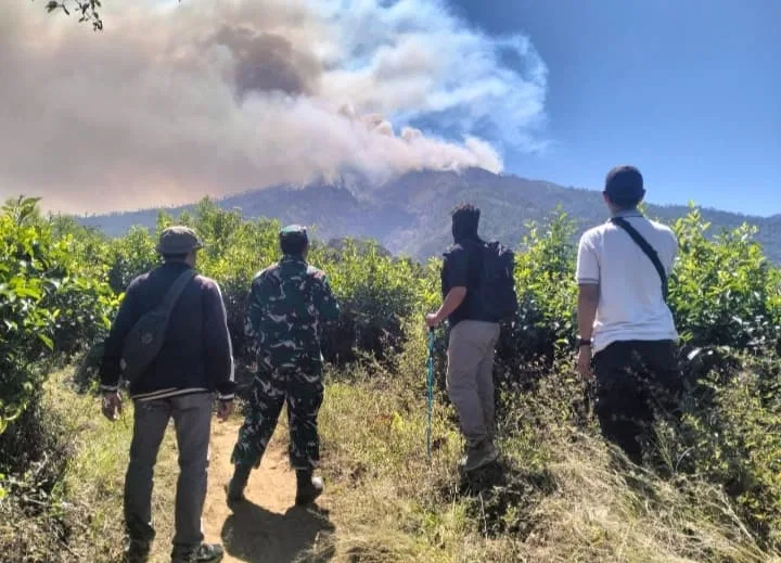 Dandim 0808/Blitar Bersama Kapolres Tinjau Kebakaran Hutan Gunung Butak Lewat Pantauan Udara