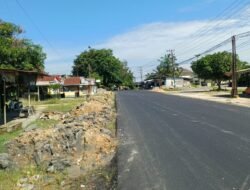 Gundukan Tanah Galian Kabel Telkomsel Tak Diratakan, Warga Alur Dua Minta Pertanggungjawaban