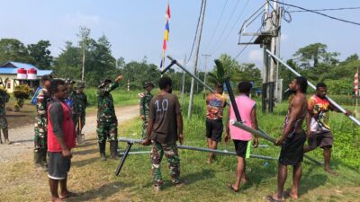 Harapan Baru Terangi Kampung Binaan, Satgas Swasembada Yonif 643/Wns Koops TNI Habema Bersama Warga Pasang Lampu Solar Cell