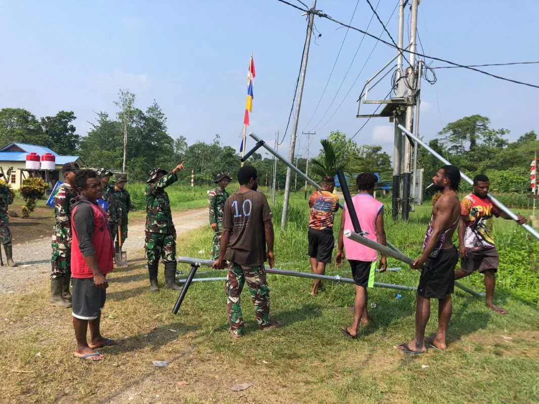 Harapan Baru Terangi Kampung Binaan, Satgas Swasembada Yonif 643/Wns Koops TNI Habema Bersama Warga Pasang Lampu Solar Cell