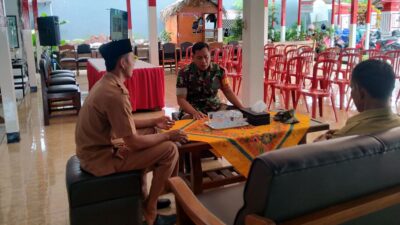 Tingkatkan Kondusifitas Wilayah, Babinsa Ngadirejo Gelar Komsos Bersama Aparat Kelurahan