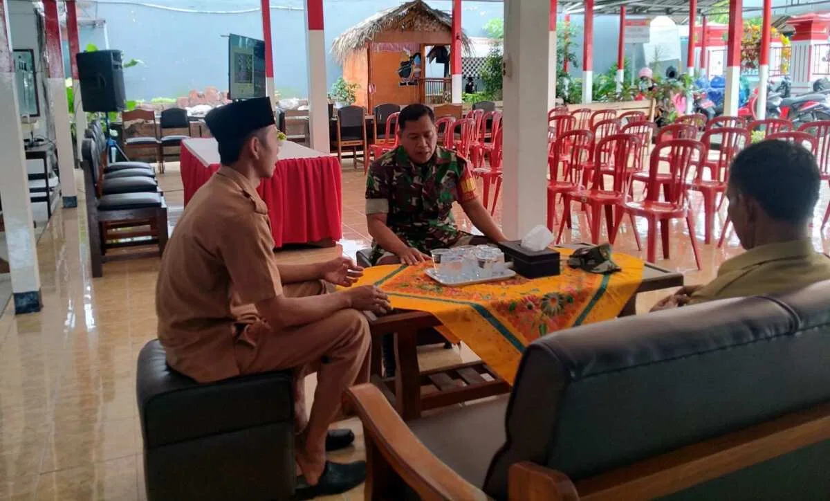 Tingkatkan Kondusifitas Wilayah, Babinsa Ngadirejo Gelar Komsos Bersama Aparat Kelurahan