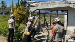 Kehadiran Brimob Ringankan Beban Warga, Rumah Terdampak Bencana Dibongkar