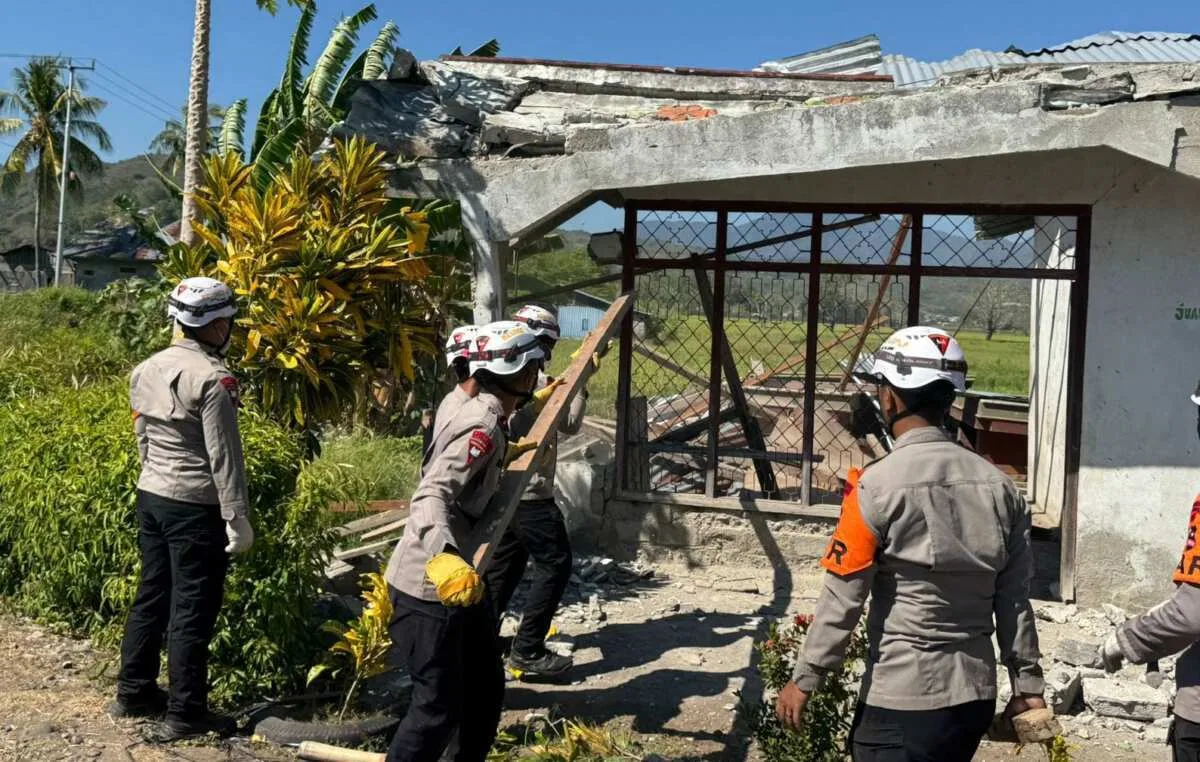 Kehadiran Brimob Ringankan Beban Warga, Rumah Terdampak Bencana Dibongkar