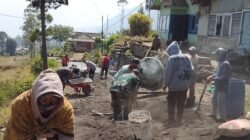 Koramil Sukapura Bersama Warga Binaan Gotong Royong Lakukan Perbaikan Jalan Koramil Sukapura Bersama Warga Binaan Gotong Royong Lakukan Perbaikan Jalan