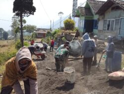 Koramil Sukapura Bersama Warga Binaan Gotong Royong Lakukan Perbaikan Jalan
