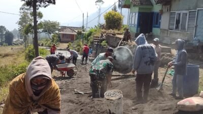 Koramil Sukapura Bersama Warga Binaan Gotong Royong Lakukan Perbaikan Jalan Koramil Sukapura Bersama Warga Binaan Gotong Royong Lakukan Perbaikan Jalan
