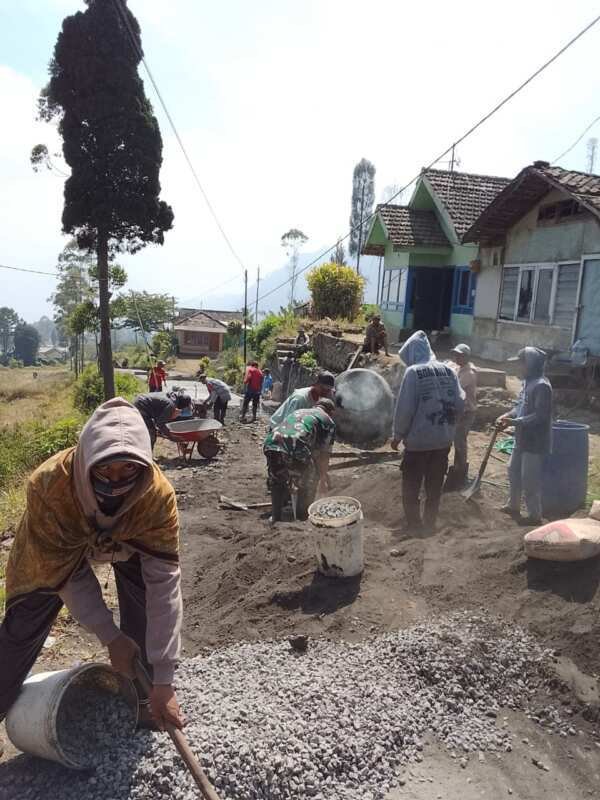 Koramil Sukapura Bersama Warga Binaan Gotong Royong Lakukan Perbaikan Jalan Koramil Sukapura Bersama Warga Binaan Gotong Royong Lakukan Perbaikan Jalan