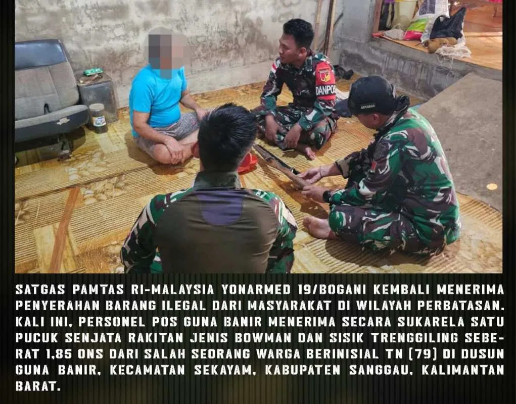 SATGAS PAMTAS RI MALAYSIA YONARMED 19/BOGANI TERIMA PENYERAHAN SENJATA RAKITAN DAN SISIK TRENGGILING DARI MASYARAKAT