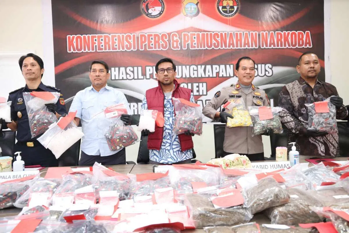 DITRESNARKOBA POLDA KEPRI MUSNAHKAN BARANG BUKTI 26 PERKARA NARKOTIKA, SELAMATKAN 56.384 JIWA