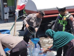 Polres Gresik Peduli, Salurkan Bantuan Air Bersih untuk Warga 3 Desa di Balongpanggang