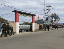 Konsistensi Prajurit Marinir Bersama Masyarakat Enarotali Wujudkan Paniai Bersih dan Indonesia Asri