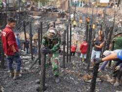 Peringati HUT TNI ke-81, Kodim 1008/Tabalong Bersama Pemkab Tabalong Gelar Gema Jalin SMaRT Bersihkan Puing Bekas Kebakaran